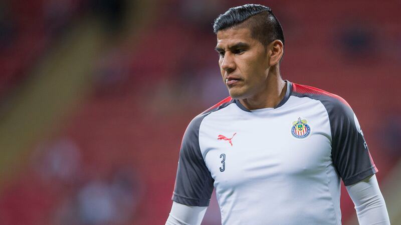 El adiós de Chivas para Carlos Salcido