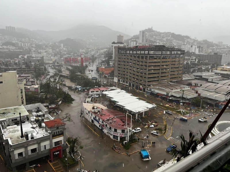 Se aprecian plazas, hoteles, edificios destruidos tras paso del huracán 'Otis'.