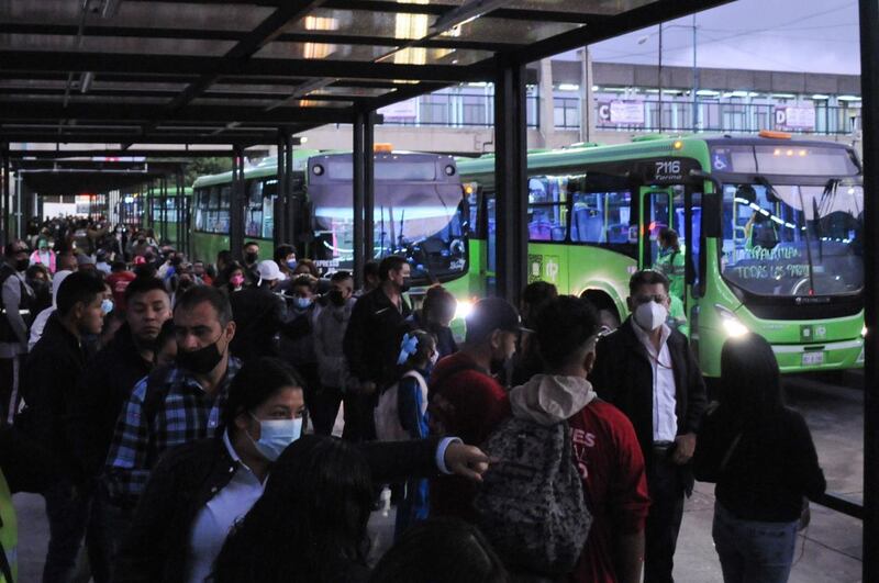 Personas hacen fila en Pantitlán para abordar camiones del RTP