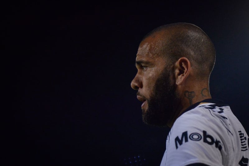 Dani Alves terminó su relación laboral con Pumas tras darse a conocer la agresión